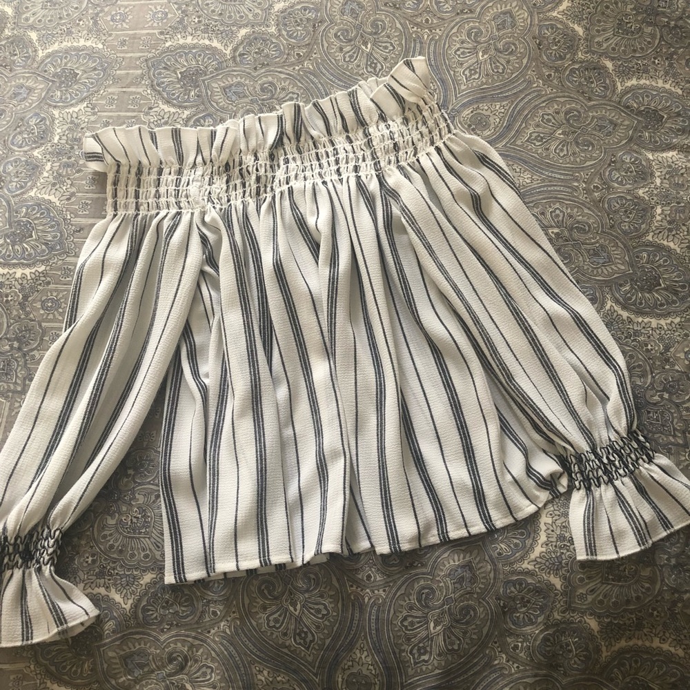 Off the shoulder top ruffle sleeves tularosa style